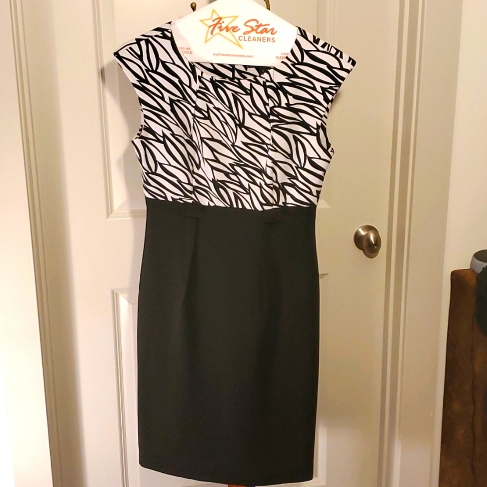 Knee length dress black and white leaf print